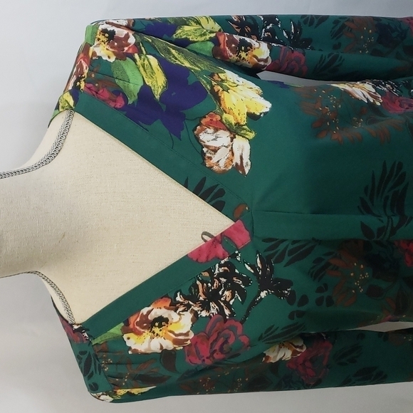 3/$30 𝅺COLLECTIVE CONCEPTS Floral V neck Blouse Hunter Green - Picture 3 of 7
